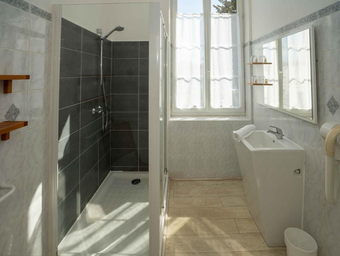 Hotel Le Square Saint-Pierre-d'Oleron Exteriör bild